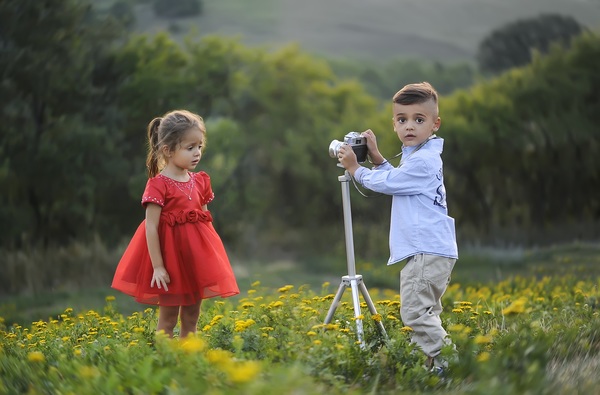 The little brother who photographed his sister Stock Photo