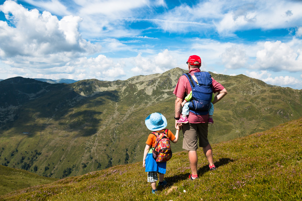 Standing on the mountain to enjoy the scenery of the father and son Stock Photo