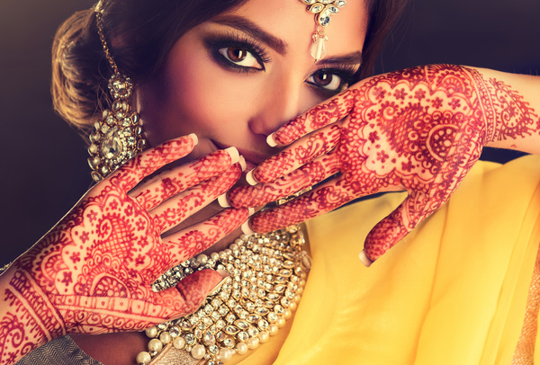مجلة أحدث عروض الازياء الهندية ومجموعة صور اكثر من رائعة - صفحة 5 Wearing-traditional-dress-beautiful-Indian-woman-Stock-Photo-22