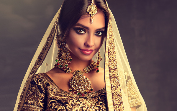 مجلة أحدث عروض الازياء الهندية ومجموعة صور اكثر من رائعة - صفحة 6 Wearing-traditional-dress-beautiful-Indian-woman-Stock-Photo-23
