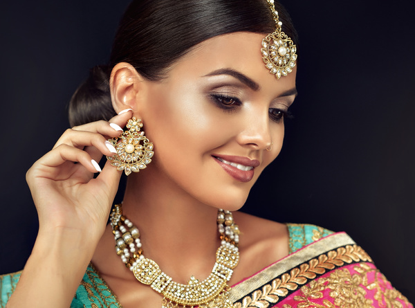 مجلة أحدث عروض الازياء الهندية ومجموعة صور اكثر من رائعة - صفحة 6 Wearing-traditional-dress-beautiful-Indian-woman-Stock-Photo-24