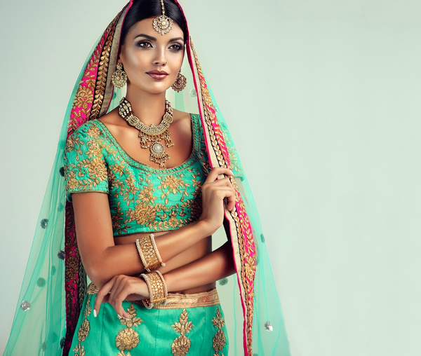 مجلة أحدث عروض الازياء الهندية ومجموعة صور اكثر من رائعة - صفحة 6 Wearing-traditional-dress-beautiful-Indian-woman-Stock-Photo-25