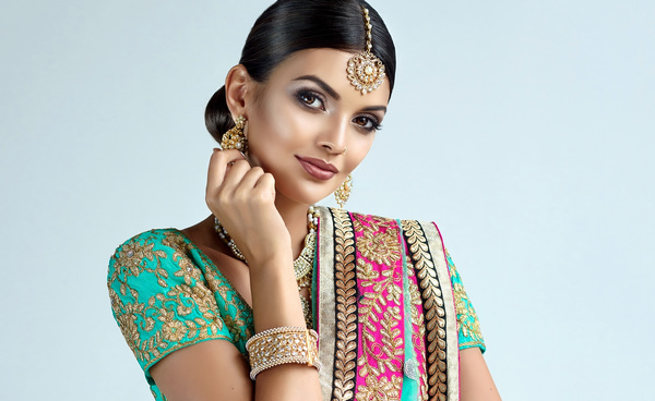 مجلة أحدث عروض الازياء الهندية ومجموعة صور اكثر من رائعة - صفحة 6 Wearing-traditional-dress-beautiful-Indian-woman-Stock-Photo-27