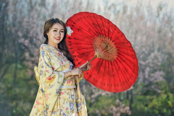Japanese girl wearing kimono hold red umbrella Stock Photo