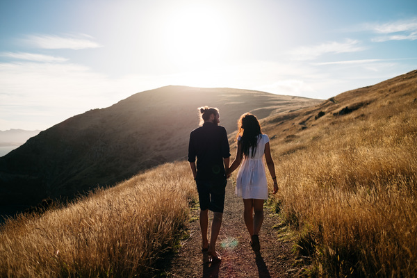 Couple walking in the mountains in the sunshine Stock Photo