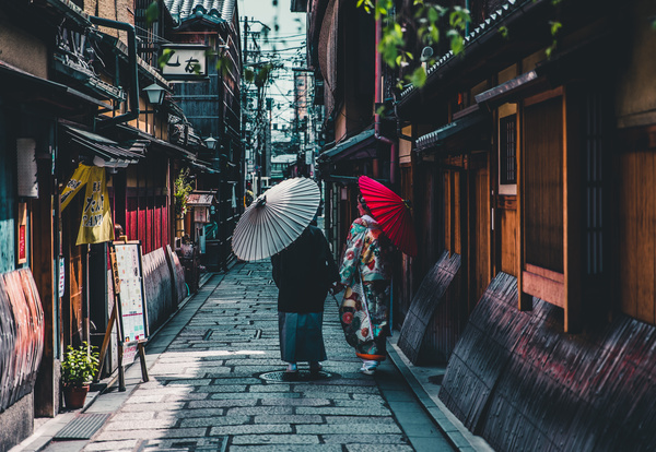People wearing Japanese traditional kimono walk in the alley Stock Photo