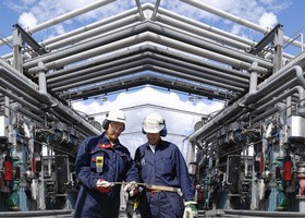 Refinery area maintenance staff Stock Photo