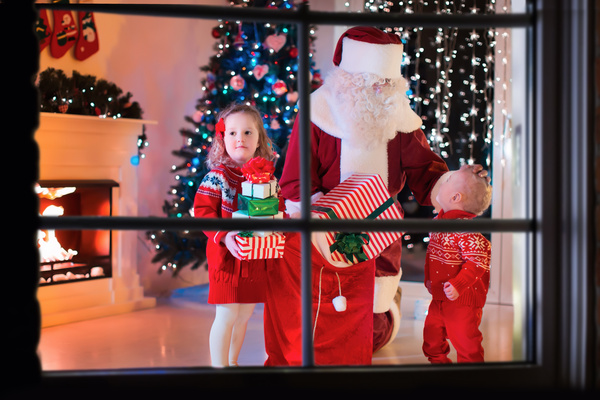 Santa Claus gives children presents Stock Photo