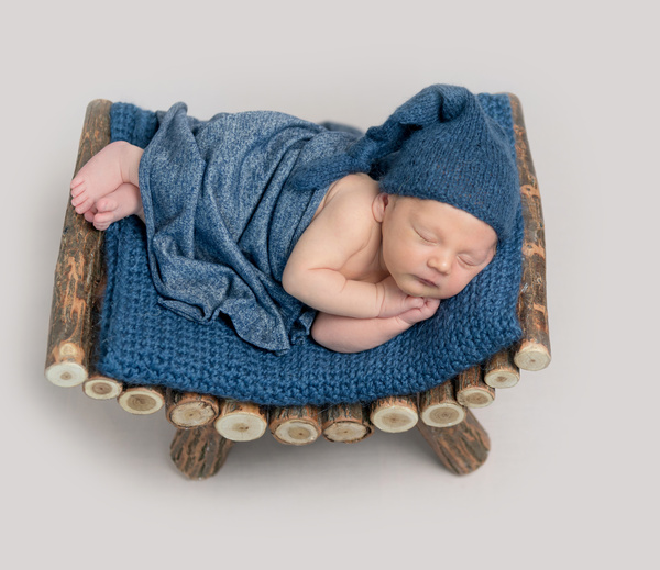 Newborn Posing Tips: Side Pose to Belly Pose
