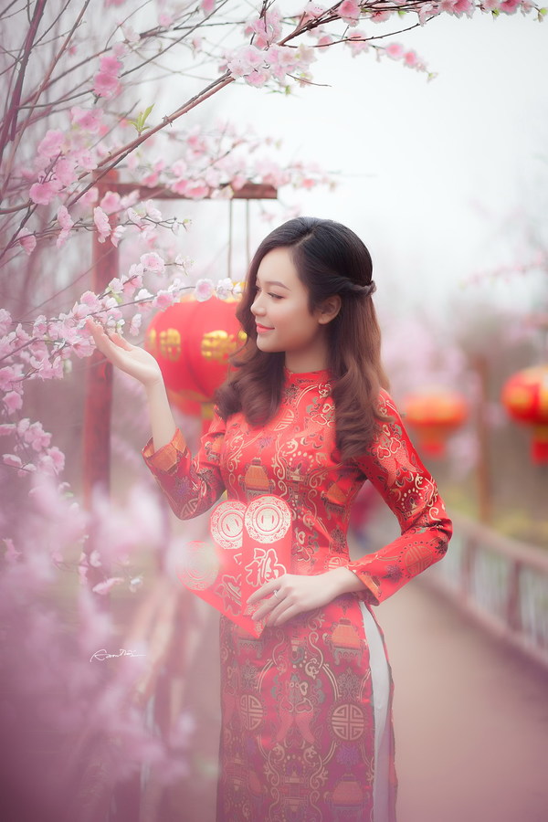 Beautiful asian girl in red cheongsam dress Stock Photo