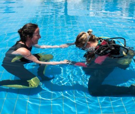 Diving instructor to guide diving beginners Stock Photo