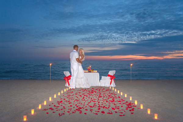 Honeymoon couple on the beach Stock Photo 01