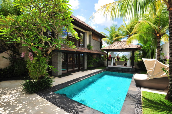 Luxury home with pool Stock Photo 03