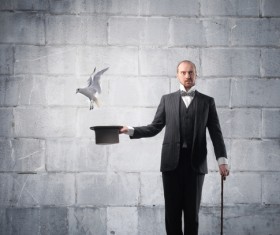 Magician change pigeons 02