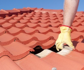 Worker repairing the roof Stock Photo 01
