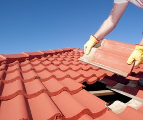 Worker repairing the roof Stock Photo 07