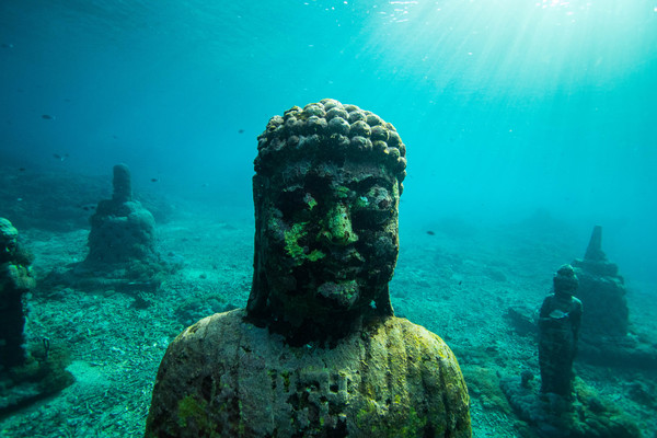 Ancient stone buddha statues under sea Stock Photo