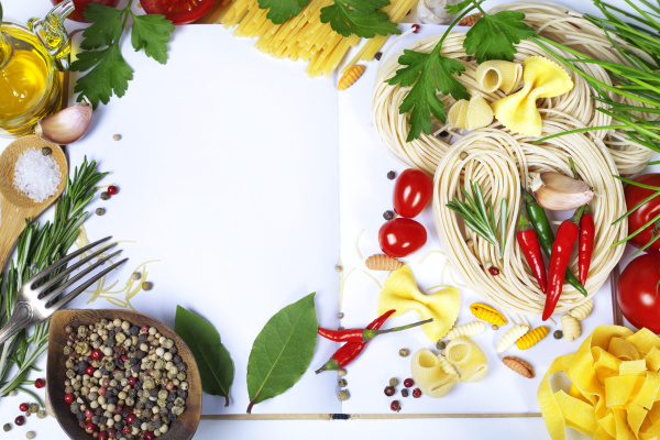 Italian Pasta with tomatoes, garlic, olive oil and pepper on a blanc notebook 02