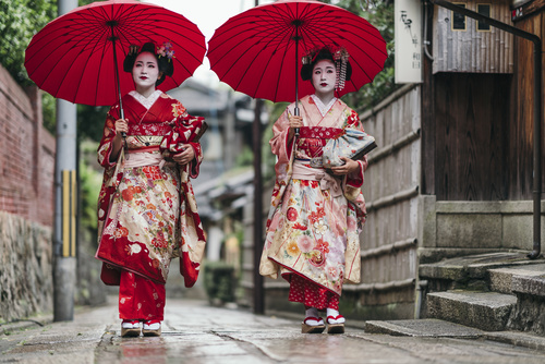 Japanese geisha walking down the street Stock Photo