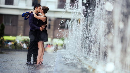 Kissing couple by the fountain Stock Photo
