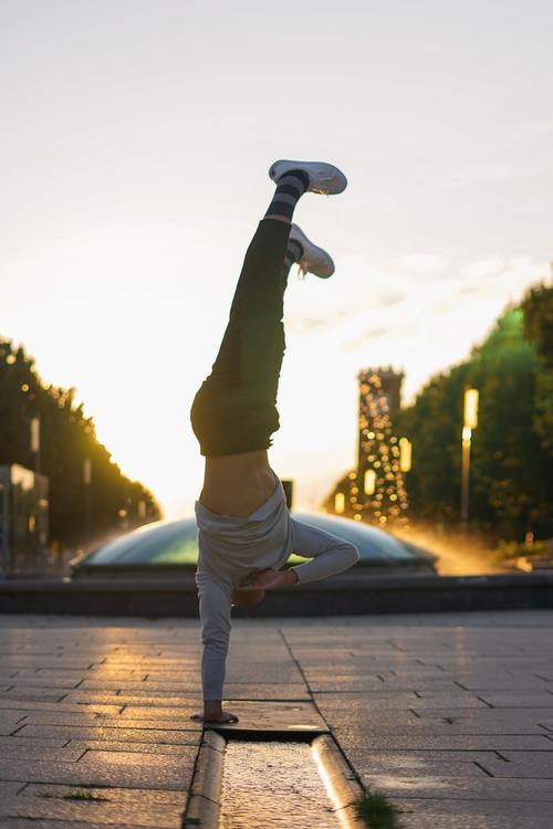 Street dance handsome one-handed inverted support Stock Photo