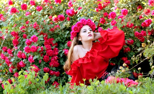 Woman with a wreath of roses on the head Stock Photo 01