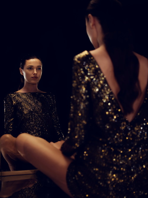 Stock Photo Girl sitting in front of the mirror