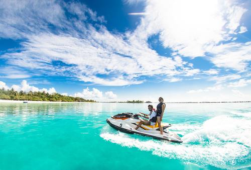 Men and women driving speedboats on the water Stock Photo