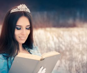 Woman wearing corolla reading book outdoors Stock Photo